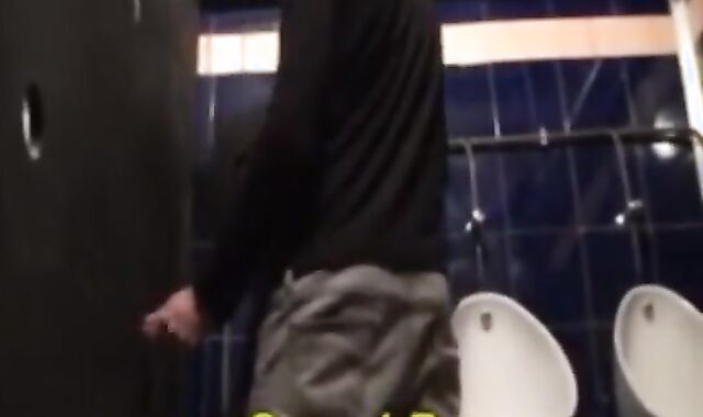 Je Suis Dans Les Chiottes et Je Suce La Grosse Queue De Mon Pote Tbm Dans d