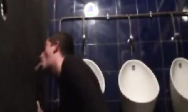 Je Suis Dans Les Chiottes et Je Suce La Grosse Queue De Mon Pote Tbm Dans d