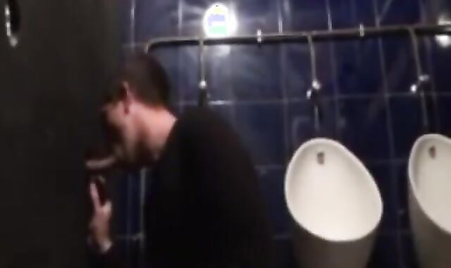 Je Suis Dans Les Chiottes et Je Suce La Grosse Queue De Mon Pote Tbm Dans d