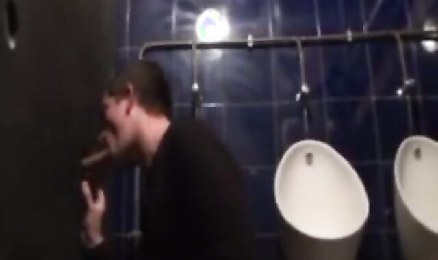 Je Suis Dans Les Chiottes et Je Suce La Grosse Queue De Mon Pote Tbm Dans d