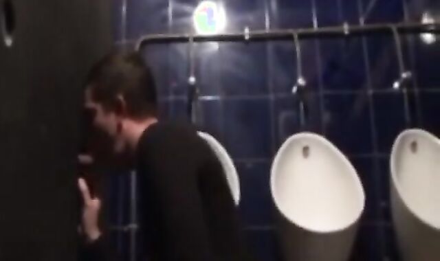 Je Suis Dans Les Chiottes et Je Suce La Grosse Queue De Mon Pote Tbm Dans d