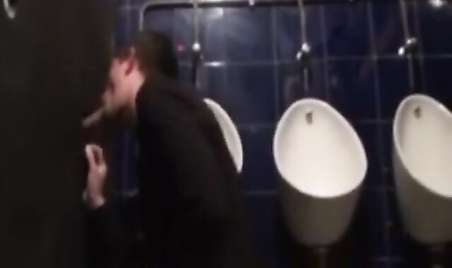 Je Suis Dans Les Chiottes et Je Suce La Grosse Queue De Mon Pote Tbm Dans d