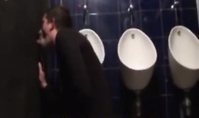 Je Suis Dans Les Chiottes et Je Suce La Grosse Queue De Mon Pote Tbm Dans d