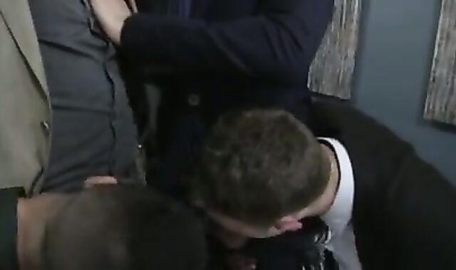 Follando A Pelo En La Sala De Juntas