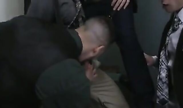 Follando A Pelo En La Sala De Juntas