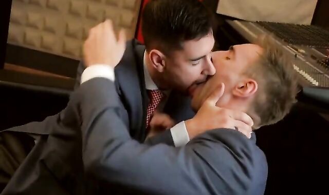 Milky youngsters Jim ?nd Ben plumb B?reb?ck