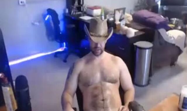 Muscle-strapped Cowboy fapping off In Live