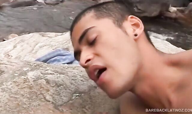 2 boyz Make Out And penetrate Outside In The Wilderness