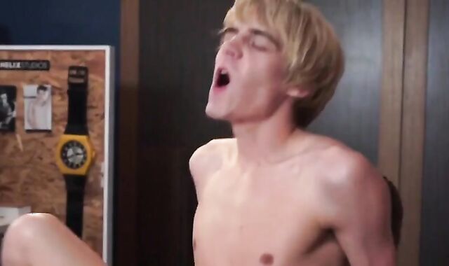 Kyle gets It unprotected From Sam's XXL cumbot