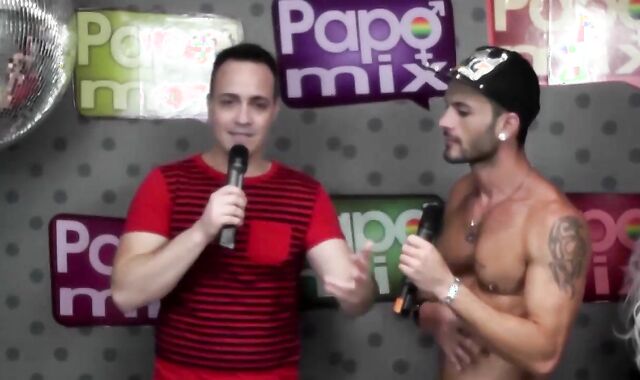 #TBTPapoMix - Atro Pornô Andy Starlet Tira A Roupa Durante Entrevista - Exibido Em 2016 - Parte five final - WhtasApp PapoMix (11) 94779-1519