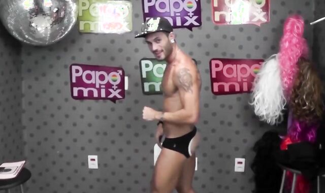 #TBTPapoMix - Atro Pornô Andy Starlet Tira A Roupa Durante Entrevista - Exibido Em 2016 - Parte five final - WhtasApp PapoMix (11) 94779-1519