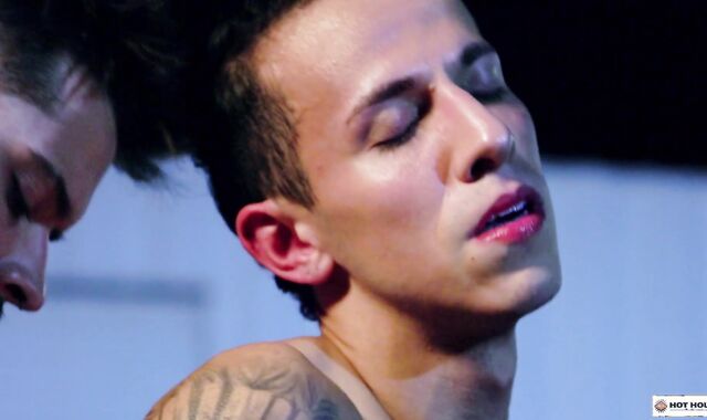 HotHouse: Tatted Evan Knoxx & Des Irez without a condom analingus