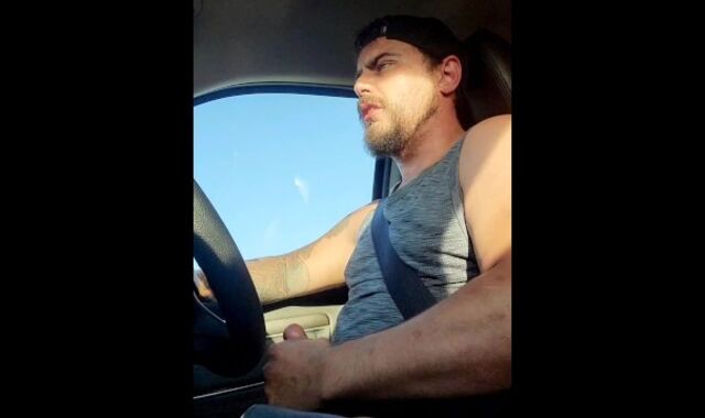 Country fellow masturbates off while driving