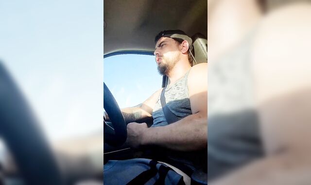 Country fellow masturbates off while driving