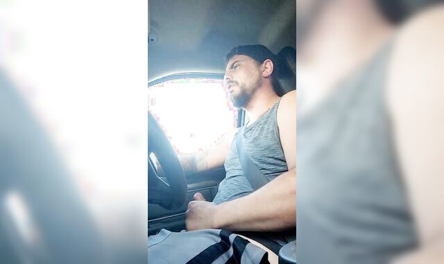 Country fellow masturbates off while driving