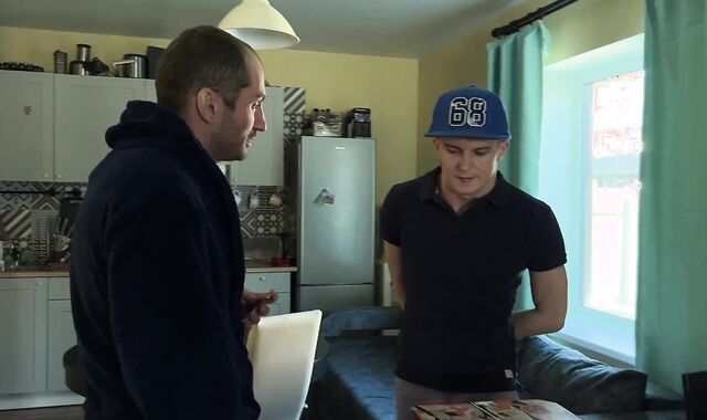 The boy glued the pizza courier and smashed him for currency