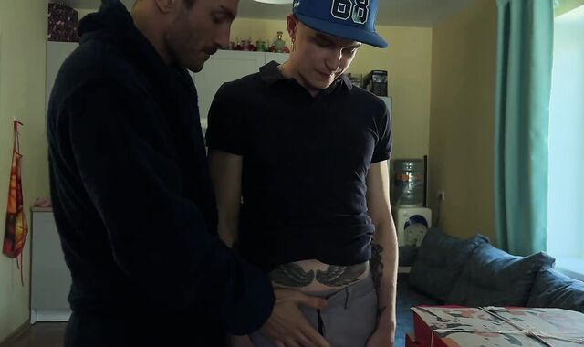 The boy glued the pizza courier and smashed him for currency