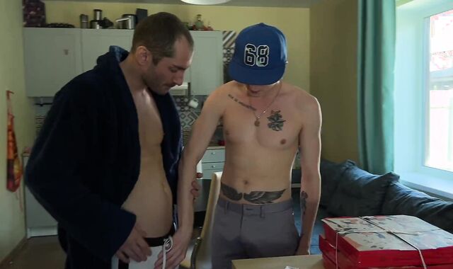 The boy glued the pizza courier and smashed him for currency