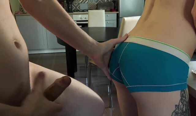 The boy glued the pizza courier and smashed him for currency