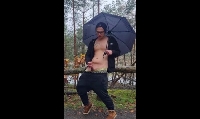 Ich habe mir im wald bei regen ein runter geholt