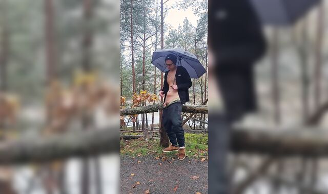 Ich habe mir im wald bei regen ein runter geholt