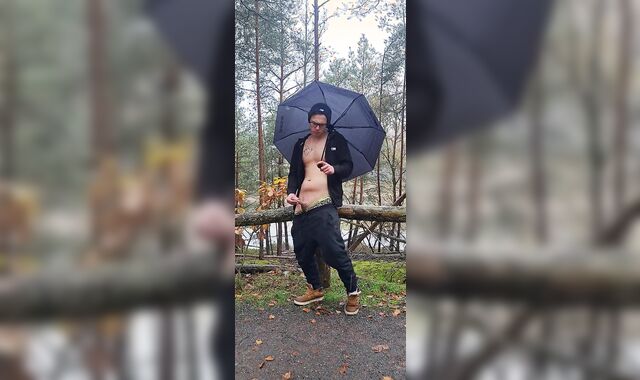 Ich habe mir im wald bei regen ein runter geholt