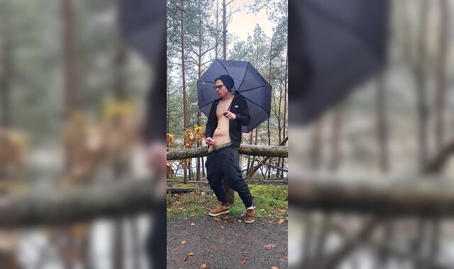 Ich habe mir im wald bei regen ein runter geholt