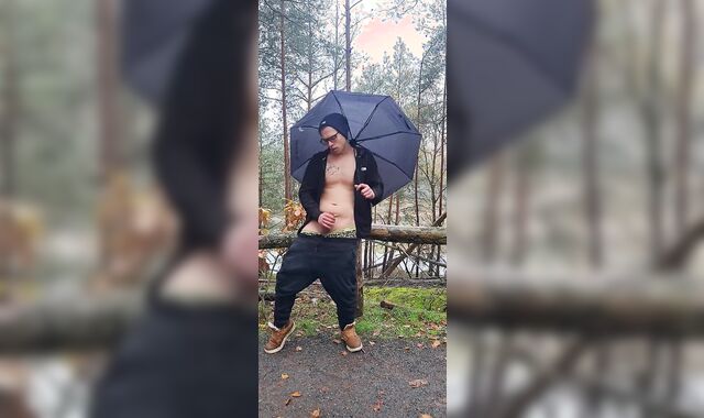 Ich habe mir im wald bei regen ein runter geholt