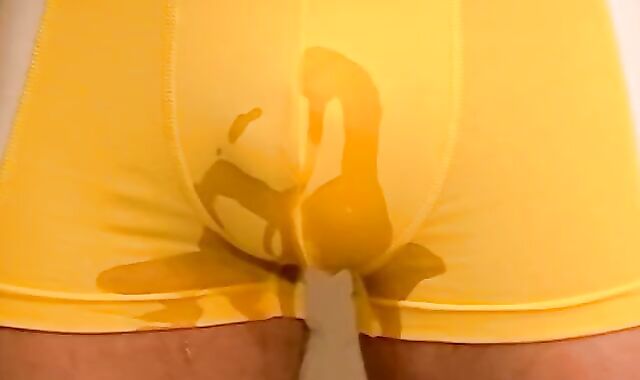 Newcommer King pisses a few times while jacking off solo