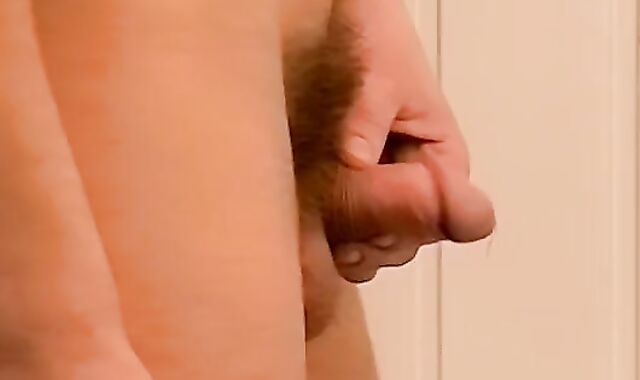 Newcommer King pisses a few times while jacking off solo