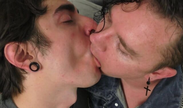 ManPuppy.com - Fag Leo Blue tongue kissing