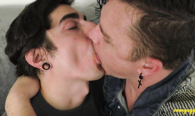 ManPuppy.com - Fag Leo Blue tongue kissing