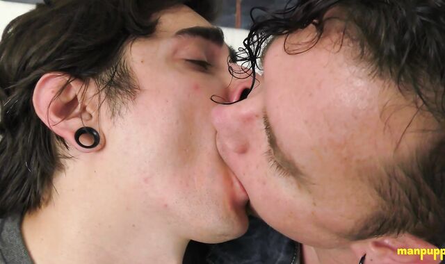 ManPuppy.com - Fag Leo Blue tongue kissing