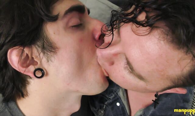 ManPuppy.com - Fag Leo Blue tongue kissing