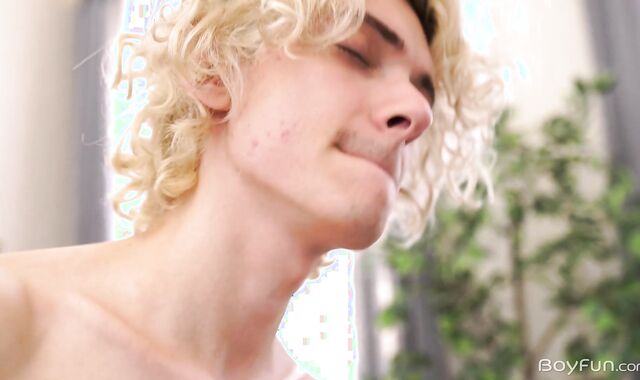 BoyFun - Elio Pjatteryd in shorts cash-shot in the sofa