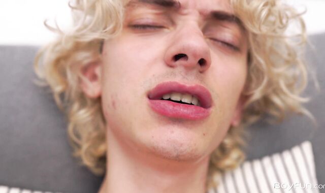 BoyFun - Elio Pjatteryd in shorts cash-shot in the sofa