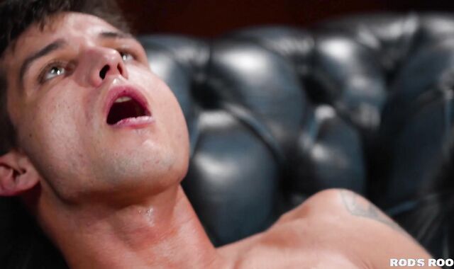 Rodsroom: Muscle and pierced Elliot Finn oral