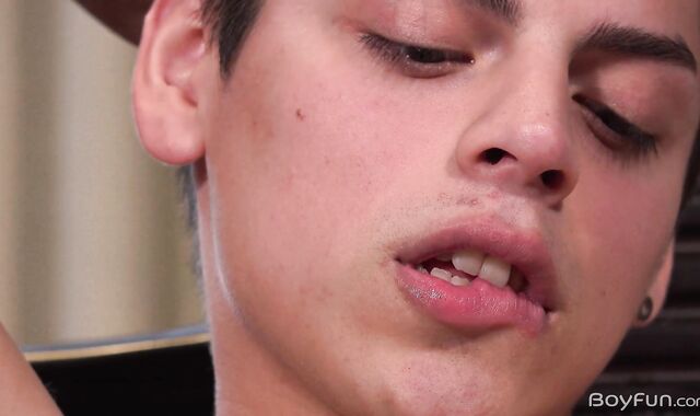 BoyFun: Solo Derek Nagy latino in underwear milking