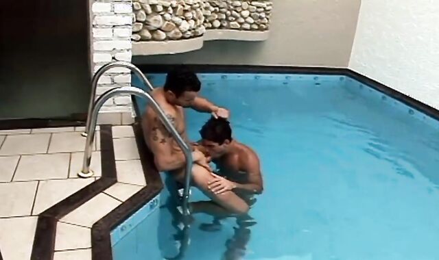 BangBangBoys - Muscled inked first-timer blowing knob outdoors