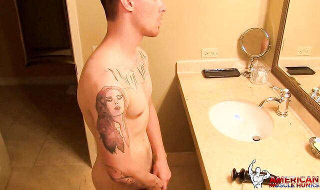 AmericanMuscleHunks: Bear Zak Bishop playing with hook-up playthings