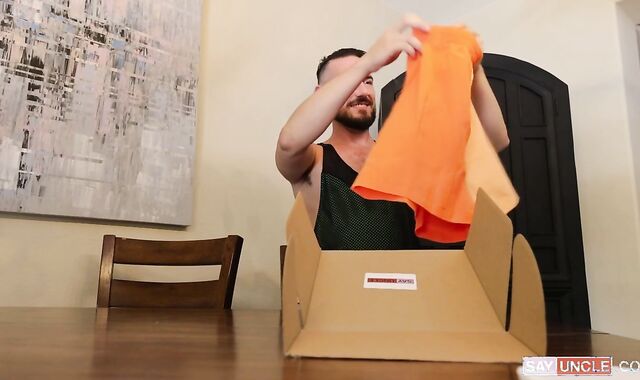 SayUncle Extras: Thin star Derek Allen rushes the hottest hook-up