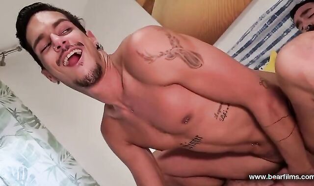 Levando Leitinho Do Papai