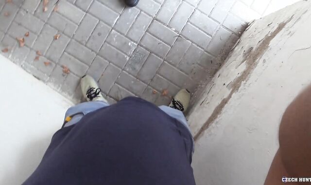 CzechHunter: Hunter gets mitt job