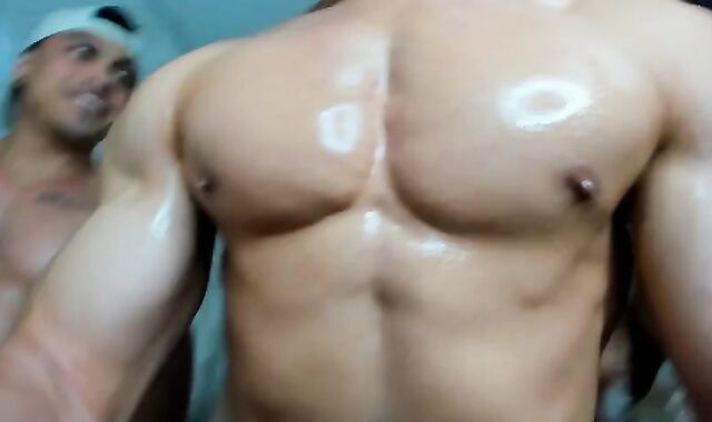 Model Invites Bodybuilder Muscle allies Into personal Show