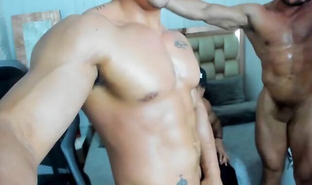 Model Invites Bodybuilder Muscle allies Into personal Show