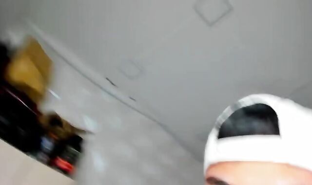 Model Invites Bodybuilder Muscle allies Into personal Show