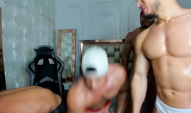 Model Invites Bodybuilder Muscle allies Into personal Show