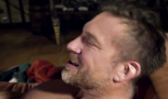 Moreno Recebendo Seu Grande Presente De Natal