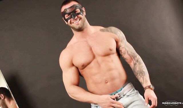 Maskurbate - Bodybuilder Calvin moist uber-sexy dancing