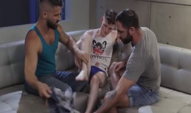 Skinny homo helps with banging stiff in HD